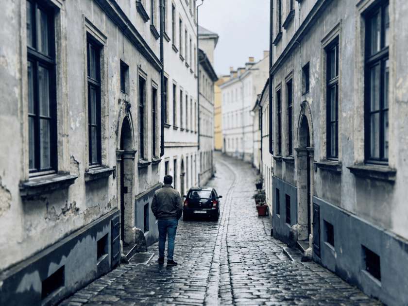 Самая узкая улица в Праге: гид по Винарне Чертовка – как найти и стоит ли идти?